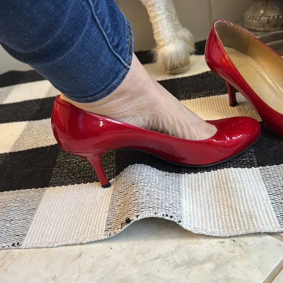 Stuart Weitzman Ruby Red Patent Leather Pumps Heels sz 8 - Picture 4 of 9